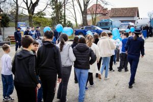 918c450f ee6e 4e5a afb0 3e86f49b3d06 - Experiență inedită pentru elevi! Au descoperit universul jandarmilor argeșeni