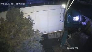 (VIDEO) TIR scăpat de sub control! A rupt un stâlp de electricitate și o conductă de gaze 1 DtJgzfgnWYG 3L - (VIDEO) TIR scăpat de sub control! A rupt un stâlp de electricitate și o conductă de gaze