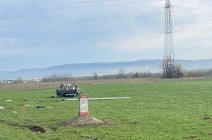 Accident pe DN7C provocat de un șofer băut! Mașină răsturnată pe câmp 1 2025 04 05 1 un sofer de 43 7335 - Accident pe DN7C provocat de un șofer băut! Mașină răsturnată pe câmp