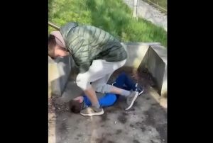 bh - Incident grav în parc! Copil bătut cu pumnii şi picioarele de un adolescent