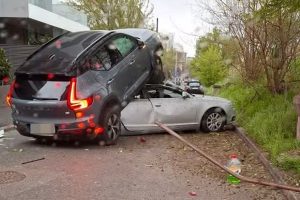 20c8b667 295e 4923 8cb9 4c20fc2aa2f0 - Accident spectaculos în Capitală! Volvo „parcat” peste un Audi