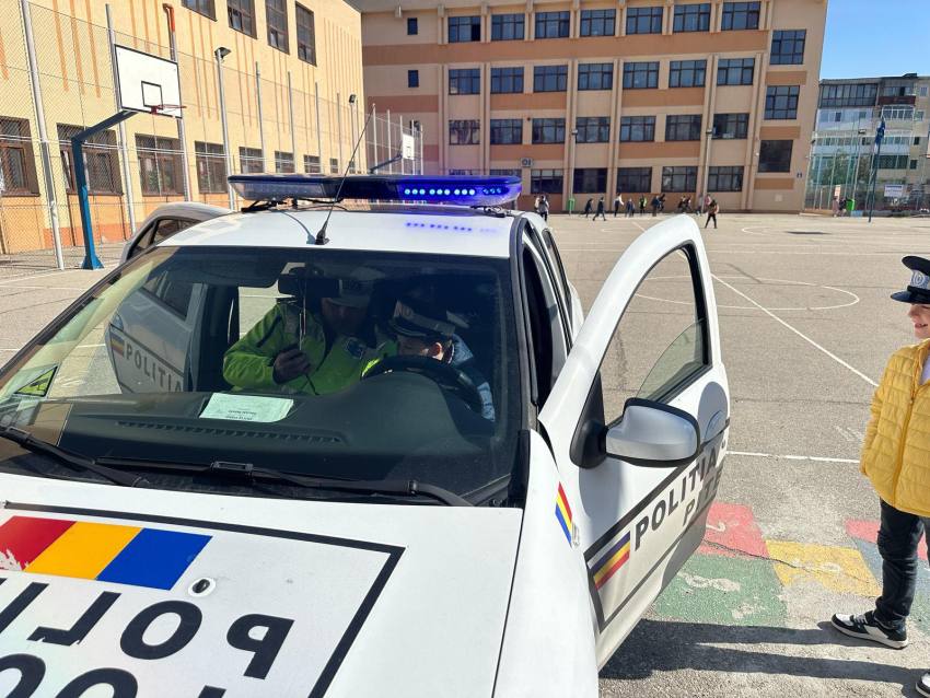 Activitate dedicată educației rutiere la Școala Gimnazială „Matei Basarab” din Pitești 2 489924055 1101571895330490 8837031275995496362 n - Activitate dedicată educației rutiere la Școala Gimnazială „Matei Basarab” din Pitești