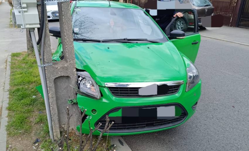 masina autoturism in stalp masina autoturism in stalp