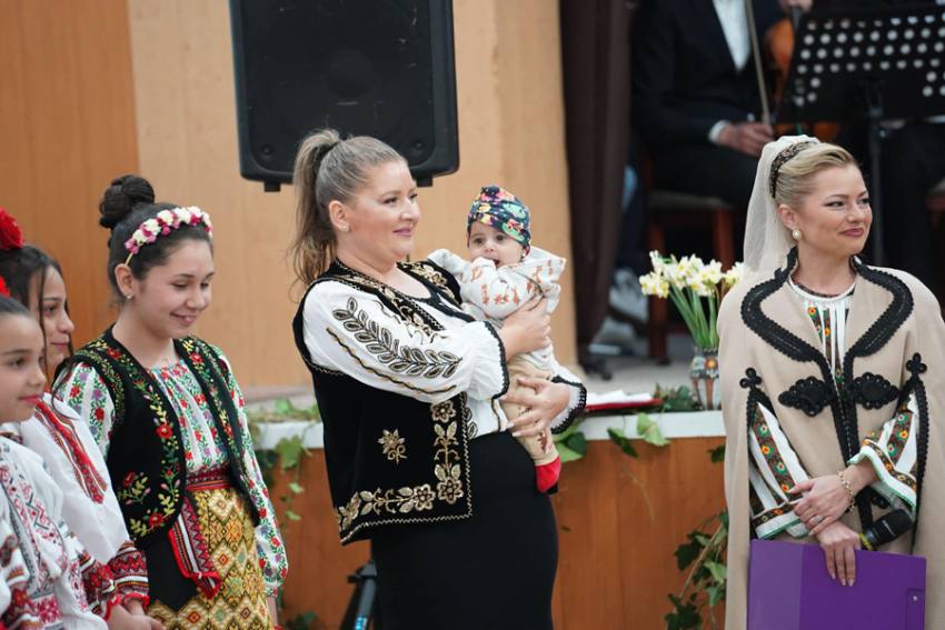 Prefectul de Argeș s-a prins în ”Hora Florilor” 3 Sursă foto: FB Ioana Făcăleață.