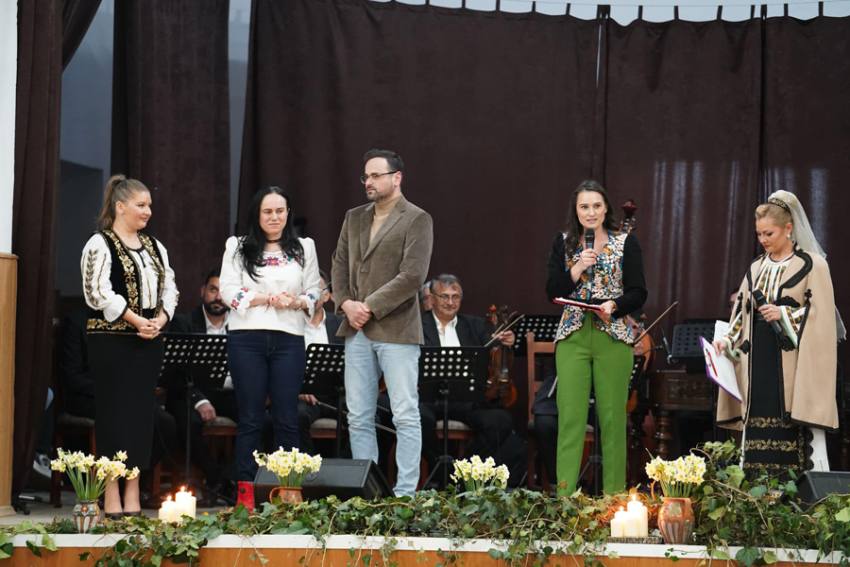 Prefectul de Argeș s-a prins în ”Hora Florilor” 4 Sursă foto: FB Ioana Făcăleață.