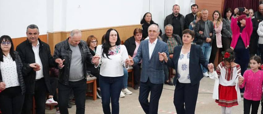 Prefectul de Argeș s-a prins în ”Hora Florilor” 1 Sursă foto: FB Ioana Făcăleață.