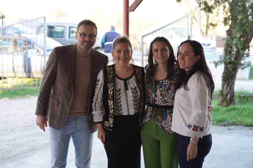 Prefectul de Argeș s-a prins în ”Hora Florilor” 2 Sursă foto: FB Ioana Făcăleață.