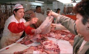 O fabrică de mezeluri, o carmangerie și o unitate de panificație s-au ales cu activitatea închisă sau suspendată 1 carne-miel-paste