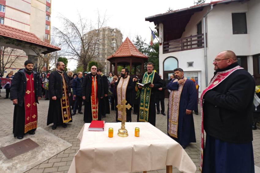 Pelerinaj de Florii în parohiile din cartierul Găvana - Pitești 3 Sursă foto: FB Arhiepiscopia Argeșului și Muscelului.