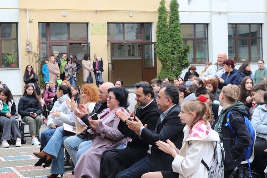 Elevii de la ”Iulia Zamfirescu” din Mioveni au strâns fonduri pentru Andrei Rizoaica 1 Sursă foto: FB Primăria Orașului Mioveni.