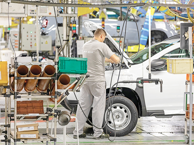 angajati dacia mioveni