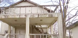 Casa lui Viorel Lis din Mălureni a rămas în paragină 1 casa Viorel Lis