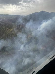 Prefecta de Argeș a însoțit pompierii în zborul deasupra focului de la Cetățeni 1 491947868 122151376724560480 1923137222422674853 n - Prefecta de Argeș a însoțit pompierii în zborul deasupra focului de la Cetățeni