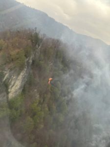 Prefecta de Argeș a însoțit pompierii în zborul deasupra focului de la Cetățeni 2 492486405 122151376862560480 5720176713195889580 n - Prefecta de Argeș a însoțit pompierii în zborul deasupra focului de la Cetățeni