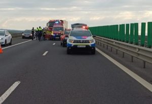Accident pe A1! A intrat cu mașina în parapet 1 IMG 20250418 WA0071 - Accident pe A1! A intrat cu mașina în parapet