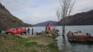 Trupul pompierului căzut vineri în Lacul Siriu a fost găsit 1 WhatsApp Image 2025 04 18 at 19.06.09 1320x743 1 - Trupul pompierului căzut vineri în Lacul Siriu a fost găsit