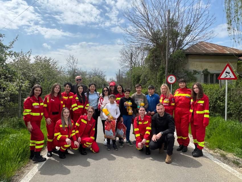 WhatsApp Image 2025 04 19 at 15.26.22 2 - Gesturi care încălzesc suflete: salvatorii ISU Argeș, alături de familii nevoiașe din Topoloveni și Ștefănești