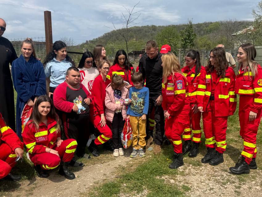 WhatsApp Image 2025 04 19 at 15.26.23 2 - Gesturi care încălzesc suflete: salvatorii ISU Argeș, alături de familii nevoiașe din Topoloveni și Ștefănești