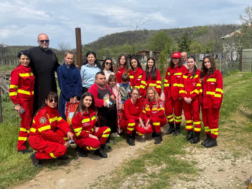 WhatsApp Image 2025 04 19 at 15.26.23 - Gesturi care încălzesc suflete: salvatorii ISU Argeș, alături de familii nevoiașe din Topoloveni și Ștefănești
