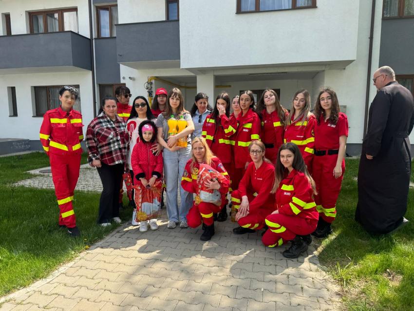 WhatsApp Image 2025 04 19 at 15.26.24 - Gesturi care încălzesc suflete: salvatorii ISU Argeș, alături de familii nevoiașe din Topoloveni și Ștefănești
