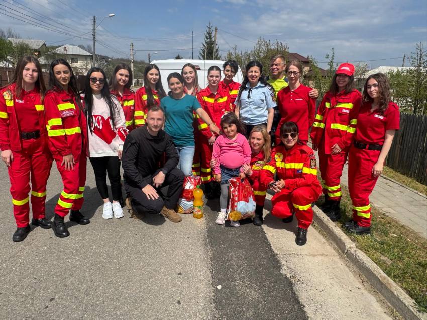 Gesturi care încălzesc suflete: salvatorii ISU Argeș, alături de familii nevoiașe din Topoloveni și Ștefănești 5 WhatsApp Image 2025 04 19 at 15.26.26 - Gesturi care încălzesc suflete: salvatorii ISU Argeș, alături de familii nevoiașe din Topoloveni și Ștefănești