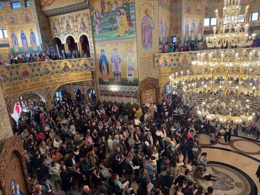 Sursă foto: FB Catedrala „Sfinții Apostoli Petru și Pavel” din Mioveni, foto credit: Silviu Constantin.