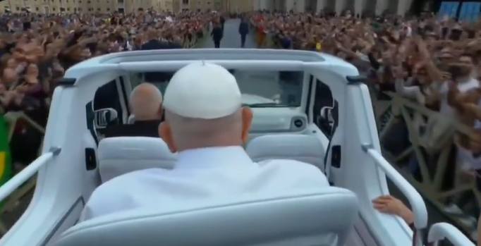 (Video) Papa Francisc a binecuvântat mulţimea de oameni din Piaţa Sfântul Petru 1 Papa Francisc