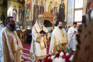 În a doua zi de Paște. Părintele Arhiepiscop Calinic Argeșeanul a slujit la Mănăstirea Negru Vodă 1 Sursă foto: FB Arhiepiscopia Argeșului și Muscelului, Foto credit: Cristian Gheorghe