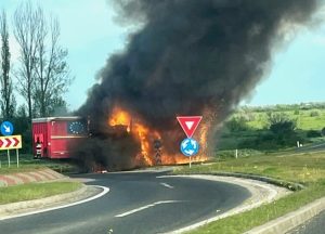 IMG 20250422 WA0019 1024x576 1 - Remorca unui TIR încărcată cu deșeuri de titan a luat foc! A fost emis mesaj RO-Alert