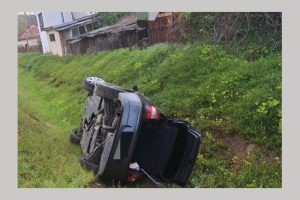 Untitled Project 3 - Autoturism răsturnat într-un șanț la Priboieni. Victimă transportată la spital