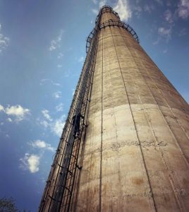 492460818 10162568653519642 1882392442126443727 n - Aventură extremă de Paște! Doi tineri au urcat pe un turn de 160 de metri din Câmpulung