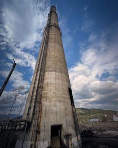 Aventură extremă de Paște! Doi tineri au urcat pe un turn de 160 de metri din Câmpulung 3 493517911 10162568652459642 3003979351609785730 n - Aventură extremă de Paște! Doi tineri au urcat pe un turn de 160 de metri din Câmpulung