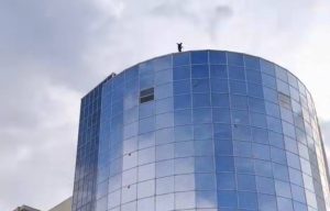 Bărbatul care s-a urcat pe clădirea Înaltei Curţi de Casaţie şi Justiţie, amendat cu 1.500 de lei 1 Protest la sediul ÎCCJ