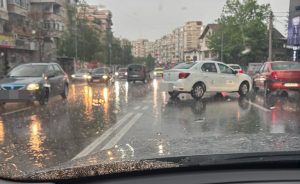 36a8e394 faf6 475a b3d0 f12caf73a831 - Ploaia creează probleme șoferilor! Impact între două mașini în Pitești