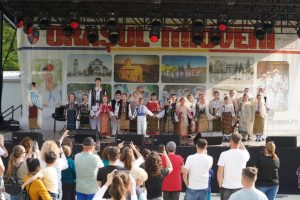 Sărbătoarea Primăverii, Muncii și Bucuriei – Prima seară încheiată cu joc și voie bună! 1 Sărbătoarea Primăverii, Muncii și Bucuriei