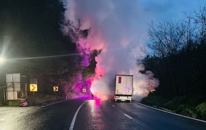 b362cbd0 3606 4581 83dd 3b14598c5083 - TIR în flăcări pe DN 7! Trafic oprit