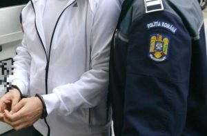 Și bătut, și cu banii luați! Bărbat din Moșoaia, reținut de polițiști 15 arestat tanar - Și bătut, și cu banii luați! Bărbat din Moșoaia, reținut de polițiști