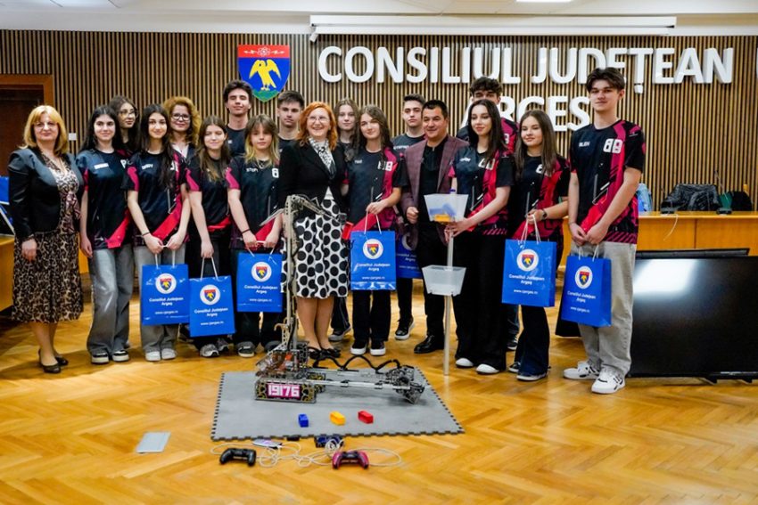 Echipa de robotica la CJ ARGES 6 Sursă foto: FB CJ ARges