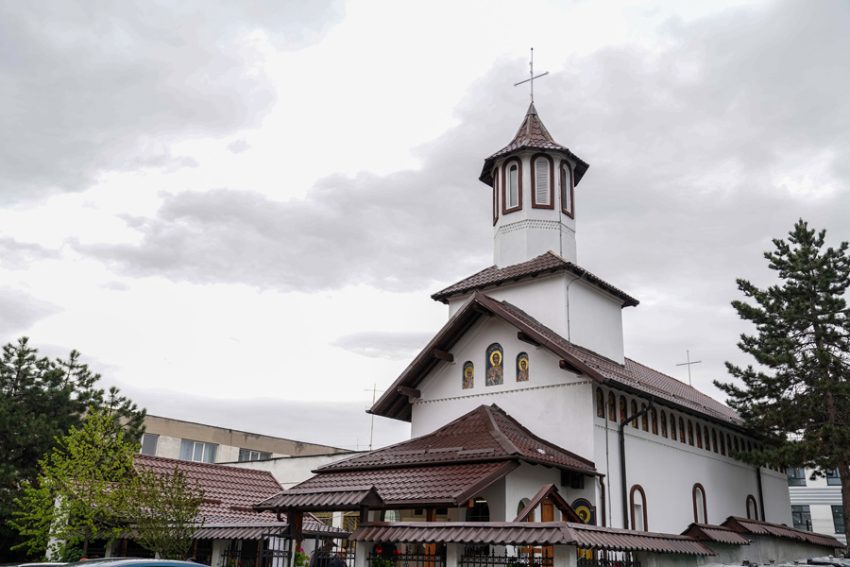 Slujire Arhierească la hramul parohiei Sfântul Apostol Toma din Pitești. Calinic Argeșeanul a oficiat Sfânta Liturghie 1 Sursă foto: FB Arhiepiscopia Argeșului și Muscelului, Foto credit: Cristian Gheorghe.