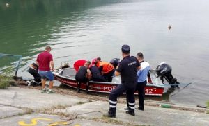 cats - A vrut să scape de urs, dar a sfârșit înecată în Lacul Frumoasa!
