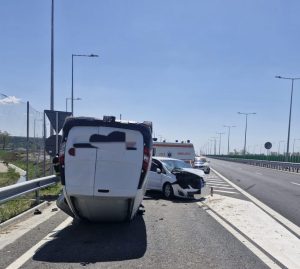 7da97f51 a992 4017 bfca 61d2eaad244a - (VIDEO) Accident grav la ieșirea de pe A1! Două mașini implicate, una răsturnată