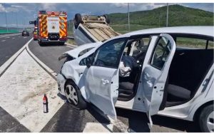 (VIDEO) Accident grav la ieșirea de pe A1! Două mașini implicate, una răsturnată 1 cats 3 - (VIDEO) Accident grav la ieșirea de pe A1! Două mașini implicate, una răsturnată