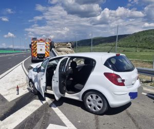 ef924ba8 4414 4e7e aeb2 5765c1eeb06a - (VIDEO) Accident grav la ieșirea de pe A1! Două mașini implicate, una răsturnată
