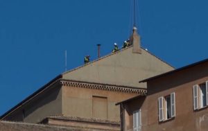 cats 2 - Pregătiri pentru Conclavul din 7 mai! A fost montat coșul de fum pe Capela Sixtină