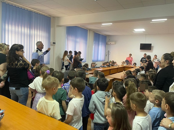 3b3c4991 23e5 47f0 b7dc 0aebb3962915 - Preșcolarii de la Grădinița cu Program Prelungit „Aripi Deschise”, în vizită la Poliția Locală Pitești