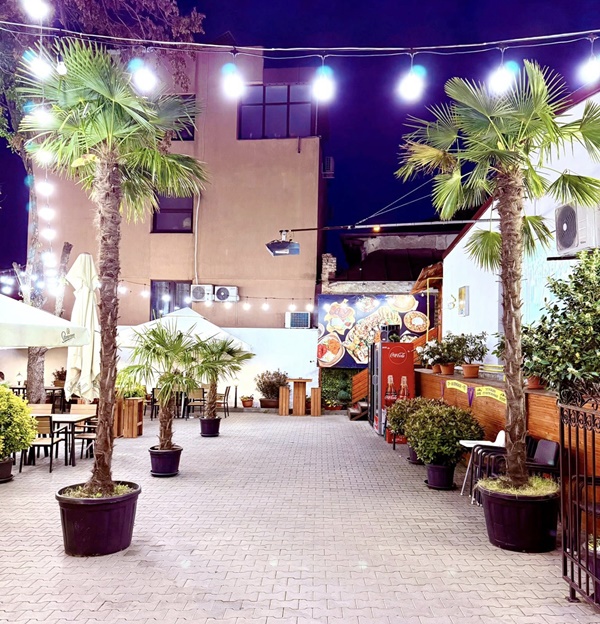 Serile de vară au alt farmec la Casa Argeșeană! 3 casa argeseana terasa3 - Serile de vară au alt farmec la Casa Argeșeană!