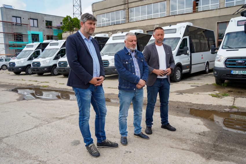 Transport școlar modern și ecologic. Microbuze electrice școlare noi pentru elevii din Moșoaia și Bughea de Jos 1 Sursă foto: CJ ARges