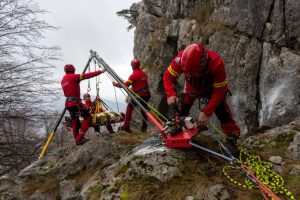 Două persoane salvate de pe munte în ultimele 24 de ore 1 salvamont interventie munte
