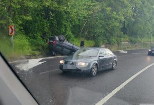 e4f78df0 1284 45c5 b68f 966249df56b6 - Accident pe DN 7! Mașină răsturnată în șanț