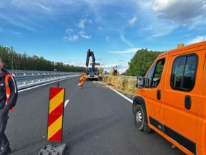 Un autocamion s-a răsturnat pe Drumul Expres Craiova-Pitești! Trafic blocat 1 262926a6 068b 49f9 ab2f 515dfb0f7ace 400x300 1 - Un autocamion s-a răsturnat pe Drumul Expres Craiova-Pitești! Trafic blocat